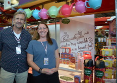 Ronald Bakker en Vendie Kroesbergen met de bio-theeën en kruidenmixen van Natural Temptation (van Organic Flavour Company).