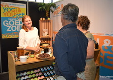 Jolet Koet met de verse dadels van Yogi & Yousef.