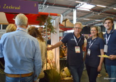 Ook bio-kaasproducent De Zeekraal van Terschelling was er weer bij. Van links naar rechts: Gerben, Jolanda en Laurens Bakker. Gerben: "We genieten altijd van onze deelname aan deze beurs, dit vinden we heel leuk om te doen." Links proeven de bezoekers rustig door.