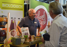 Cees-Jan de Bruijn met de bio-sappen van 'sLandsBeste.