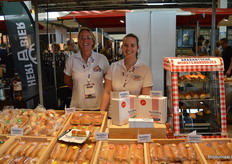 Bij Keilekker Brabantsche Worstenbroodjes: Inge de Rooij en Simone van der Biezen.