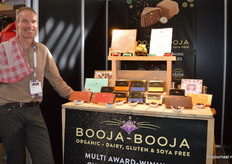 Erik Sauër van El Sauco met de Booja-Booja chocolade. "Vegan chocolade zit echt in de lift."