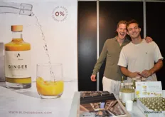 Olle Draijer en Jasper Otten met de gemberdrank van The Blond & Brown Company.