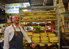 Eduard Treur naast een kar vol bio-kazen bij Treur Kaas.