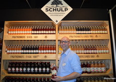 Frederik de Koning met achter hem de biologische sappen van Schulp.