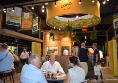 Dirk de Mik (midden) vertelde bij Cono Kaasmakers dat er steeds meer vraag is naar biologische kazen, met name in Duitsland.