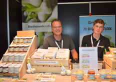 Theo Stellingwerf en Rens Oldengarm bij Biesheuvel Knoflook.