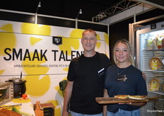 Koos Boertjens en Lisa Sanders met de bio-quiches, soepen en pie's van La Coquerie. "We hebben voor het eerst onze verse soepen meegenomen", aldus Koos. 