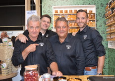 Bij de Notenbeurs: Walt Bleijenberg, Kier-Jan Sloots, Paul Dekker en Jeroen de Jong. Paul: "We geven hier onder meer toelichting over ons Tanzania-project, waar we zelf een fabriek hebben opgezet om onze duurzame cashewnoten te verwerken."