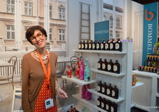 Dineke van Bommel was bij Bommel & Bommel Delicatessen weer present op de beurs. Naast haar de bio-siropen van het Franse merk Bacanha, in de karakteristieke donkere geribbelde glazen fles. "Deze lijn loopt heel goed, het zijn mooie smaken en de siropen zijn veelzijdig te gebruiken. We zijn er heel blij mee."