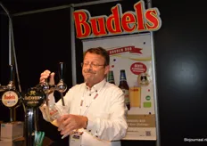 Jos GIjsbers tapt één van de bio-biertjes van Budels. "We verkopen steeds meer biologisch bier, dat valt op."
