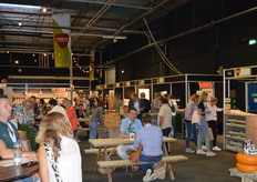 Tussen de stands was ook alle ruimte om bij te praten. 