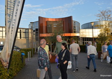 Napraten bij de ingang van de Foodexpo Houten.
