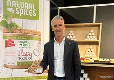 Yvo Keijlewer met de nieuwe producten van Natural Spices: Pizza perfect (Pizza & Pasta mix), Fantastic Five (Five spices mix), Masafa magic (Garam Masala) en Hanout Harmony (ras el hanout).