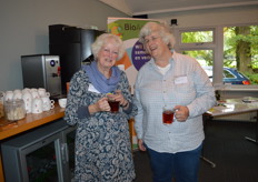 Edith Lammerts van Bueren (bestuur BioAcademy) en Pipie Smits van Oyen (bestuur BioHuis).
