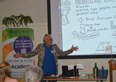 Eerst vatte hij de daaraan voorafgaande presentaties op geheel eigen wijze samen.