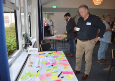 Wim Melis (bestuur Biowinkelvereniging) bekijkt wat notities.