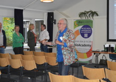 Frank trok de aandacht door lukraak een gedichtje te citeren.