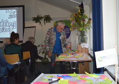 Frank liep langs de tafels om de meest opvallende opmerkingen er uit te pikken.