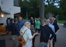 De temperaturen lieten het toe om grotendeels buiten na te praten voorafgaand aan het diner.