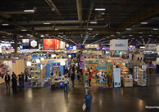 Aan het plafond hingen duidelijke doeken met daarop de letters die verwijzen naar de gangpaden (A tot en met U).