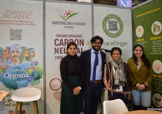 Bij Nature Bio Foods (vestiging in Rotterdam) lag de nadruk op het project Humans of Organic, de carbon neutral biologische rijst uit India en Trace origin, waarbij de hele block chain in beeld wordt gebracht door het 'lot number' van een product in de vullen. Op de foto: Rachita Ravishankar, Rohan Grover, Beena Paradin en Rashi Ghadha. "Er zijn inmiddels meer dan 800 mensen werkzaam bij ons. Wij brengen de ingrediënten tot aan de poort/producent", aldus Rohan.