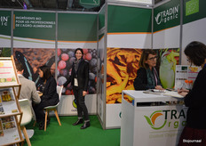 De nodige gesprekken zijn gaande bij Tradin Organic Agriculture. In het midden Cynthia Bali, die voor het eerst mee was. "Ik ben als INKOPER normaal wat meer op de achtergrond actief. Het is leuk dat ik hier wat gezichten achter de stemmen kan zien. Ik heb al veel klanten persoonlijk kunnen ontmoeten. Frankrijk is een goede markt voor ons", aldus Cynthia. Rechts 
Nathalie Hugues.