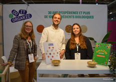 Bij DO IT Organic: Francoise Cardoen, Vincent Roumen en Camille Ferrero. Vincent woont in Montpellier en na zijn verhuizing leek het hem fijn om vanuit daar voor een Nederlands bedrijf te kunnen werken. Zo kwam hij bij DO IT terecht. "Dit is een erg leuke beurs om bestaande klanten te zien en nieuwe contacten te leggen. Vooral maandag zaten er best wat inkopers tussen de bezoekers", aldus Vincent. Agribio organiseerde die dag ook een bezoek van een groep 'food processors' aan onder meer de stand van DO IT.