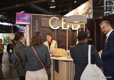 H Drop is een bedrijf uit Litouwen met onder meer CBD-olie en snacks met hennepsmaak en heeft een filiaal in Woerden, vandaar dat ze op de Nederlandse exposantenlijst terecht waren gekomen. De producten zijn nog niet biologisch gecertificeerd, maar ze zijn wel bezig met het behalen van de certificering. Links is Migle Abromaviciute in gesprek met twee bezoekers.