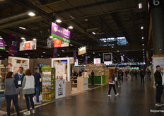 Tussen de blokken met stands waren hier en daar vrij ruime gangpaden.