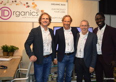 News flash bij IDorganics: ze hebben een nieuwe koekjesmachine waarmee ze nu zelf speculaas en pepernoten bakken. En dit is volgens directeur Jetse Schokker nog maar het begin. "We gaan dit aanbod zeker nog verder uitbreiden." Van links naar rechts: Sandy Vree, Herco Schoemaker, Jetse Schokker en Rigobert Gomis.