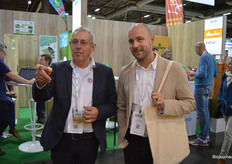 Jetse geeft wat toelichting aan Joeri Valckenier von Geusau, die namens Ruby Trading een bezoek bracht aan Natexpo. "We merken dat heel veel partijen hier ons nog niet voldoende kennen. De belangrijkste beursdag was voor ons de maandag."