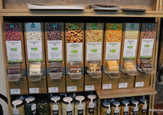 Jetse vertelt dat een aantal Belgische winkels binnenkort een proef gaan doen met deze kartonnen silo's. "De Franse markt loopt nog niet heel erg warm voor deze methode. Ik denk dat het voor de beeldvorming veel zou schelen wanneer ze bulk als verswaren gaan zien."