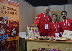 Bij Lovechock: Tom Wiersma, Twei Sturm en Rudolph Berthoux. Tom: "We zijn erg te spreken over het verloop van de beurs, we hebben al veel mensen gesproken die het merk nog niet kennen. Het publiek is ook vrij internationaal." Op de voorgrond de vegan range die voor de verandering eens niet gemaakt is op basis van rauwe chocolade.