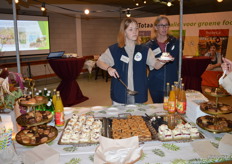 Bij een jubileum hoort taart, daar zorgden Sarah en Marijke voor, net na binnenkomst.