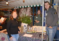 De kerstthee van Het Blauwe Huis is vanaf week 47 beschikbaar, de bezoekers van de Organic Foodfair kregen de kans om hier alvast van te proeven. Op de foto: Lenny Kruijskamp,, Jacqueline Duschak en Jur Bruinenberg.