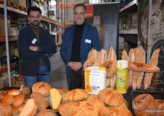 Joël Brouwer en Ad Joosten bij Royal Steensma. Zij merkten op dat de 100% biologische bakkers heel trouwe klanten hebben, dat blijkt eens te meer nu de bakkersbranche het moeilijk heeft. Bij hen konden bezoekers onder andere meer informatie krijgen over de nieuwe wetgevingen waarmee bakkers te maken hebben. Zo moet speltbrood vanaf nu ook 100% spelt zijn.