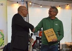 Frank kreeg als eerste het bij Overkempe gemaakte plankje, als dank voor zijn waardevolle bijdrage aan de ontwikkeling van BD-Totaal.