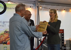 Daarna kwam Michel Ramselaar naar voren, de eerste werknemer van BD-Totaal die daar met pensioen is gegaan. Hij is in Coronatijd weggegaan en Peter wilde hem graag nog even in het zonnetje zetten voor het feit dat hij BD-Totaal een heel eind vooruit heeft geholpen.