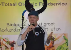 Daarna gaf hij het woord aan Bas Cloo, die namens Dutch Cuisine wat meer vertelde over het project 'Biodiversiteit op je Bord', waarbij chef-koks en cateraars een belangrijke bijdrage kunnen leveren aan het behoud en herstel van biodiversiteit. Zij willen het eenvoudiger maken om je wereld mooier te eten.