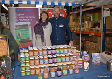 Diana Faay en Klaas Hoving waren er namens Horizon Natuurvoeding bij. Links zie je de pindakaasmachine waaruit verse pindakaas getapt kan worden.