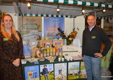 Myrthe Bijl en Edwin Crombags gaven een kersttintje aan de stand van Weerribben Zuivel en Zuiver Zuivel. Zij lieten proeven van de boerenboter en Demeterboter. Edwin: "Ook merken we dat steeds meer mensen ontbijten met volle kwark en Griekse yoghurt."