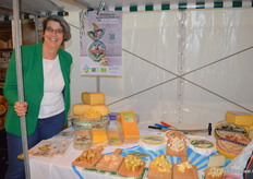 Goedgevulde kaasplankjes bij Vandersterre. Marja Bastiaansen had allerlei kazen van Bastiaansen Bio Kaas bij. Er was niet alleen veel belangstelling voor de Beter Leven 3-sterren keurmerk-kaas, ook de gefermenteerde knoflook-variant (links op het plankje) viel erg in de smaak.