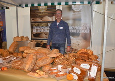 Namens van der Westen Organic Family Bakery: Peter Schraverus. Op de plankjes o.a. chocoladecake.