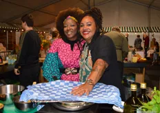 Solange Domaye van Symfonio met chef-kok Sharon de Miranda, die diverse kookdemo's met als thema 'Eet je wereld mooier' gaf.