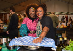 Solange Domaye van Symfonio met chef-kok Sharon de Miranda, die diverse kookdemo's met als thema 'Eet je wereld mooier' gaf.