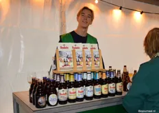 In de tent kon ook geproefd worden van bio-bieren van Budels. Achter de tap: Lasse Lamet.