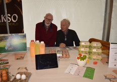 Wim Vredevoogd van De Grote Kamp vertelde meer over de verschillen tussen biologische en biodynamische eieren. Rechts de heer Meindertsma.