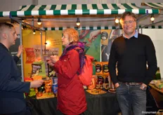 Bjorn Andringa (rechts) bij de kraam van FZ Organic Food, daar waren de hele dag door diverse zakken Trafo-chips geopend. Links is Tim Elsing in gesprek met een bezoekers, ook hij beschreef het evenement als 'leuk en heel gezellig'.