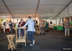 Tussen de kramen in de tent waren continu bezoekers te vinden.